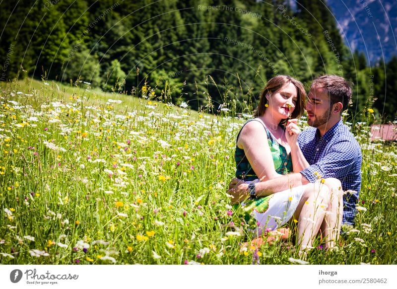 glückliche Liebhaber im Urlaub in den Alpenbergen Abenteuer Hintergrund schön heiter Landschaft Paar Europa Frau Feld Blume Wald Mädchen grün Hände Fröhlichkeit