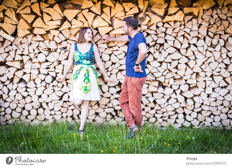 Zwei glückliche Liebende auf Holzuntergrund elegant Freude Glück schön Valentinstag Frau Erwachsene Mann Familie & Verwandtschaft Paar Partner 2 Mensch