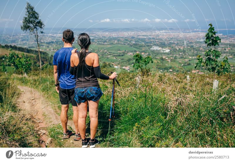 Ein Paar hält an, um die Aussicht zu genießen, während es auf dem Trail unterwegs ist. Lifestyle Abenteuer Sport Mensch Frau Erwachsene Mann Natur Baum Wald