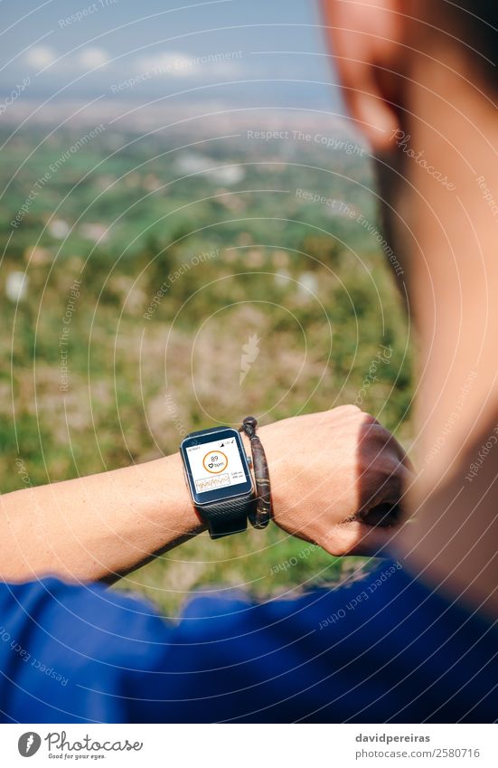Sportler, der eine smartwatch sucht. Lifestyle Joggen Bildschirm Technik & Technologie Mensch Mann Erwachsene Hand Natur Park Wege & Pfade Herz beobachten