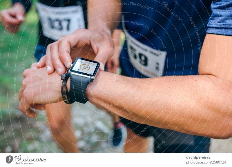 Sportler, der eine smartwatch sucht. Lifestyle Joggen Bildschirm Technik & Technologie Mensch Mann Erwachsene Arme Hand Natur Wege & Pfade Herz beobachten