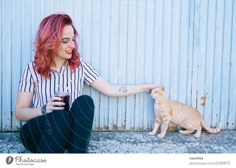 Junge Frau mit ihrer Katze trinken Lifestyle Stil Freude schön Wellness harmonisch Mensch feminin Jugendliche Erwachsene Freundschaft 1 18-30 Jahre Tattoo