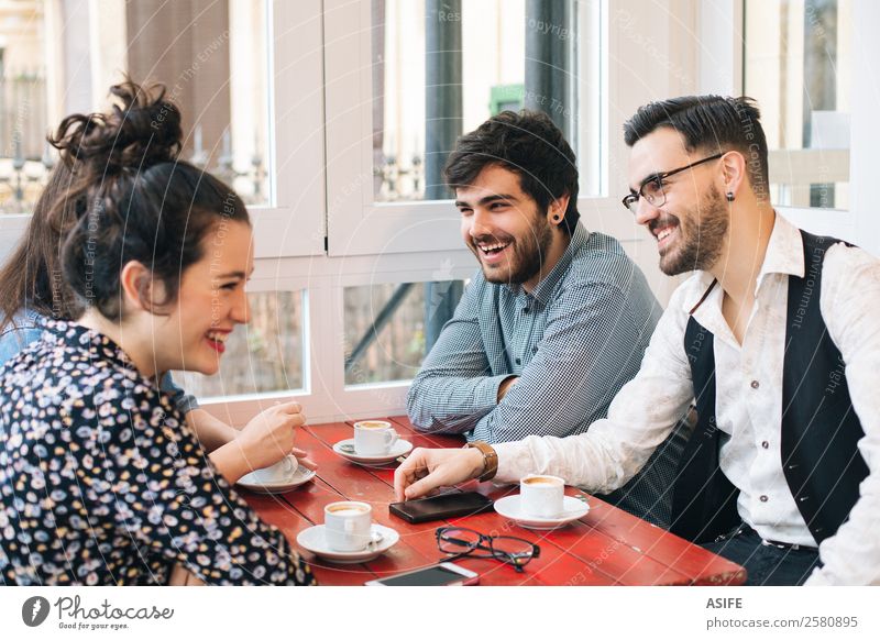 Gruppe von Freunden, die Spaß haben Kaffee Freude Tisch sprechen Frau Erwachsene Mann Freundschaft Menschengruppe Mode Vollbart Lächeln lachen sitzen