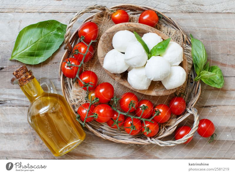 Italienischer Käse-Mozzarella Ernährung Vegetarische Ernährung Schalen & Schüsseln Ball Holz weich grün rot weiß Tradition Mahlzeit mediterran Apulien Snack