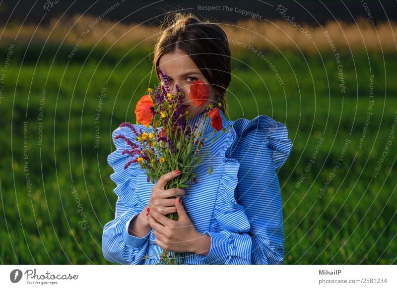 Blick durch den Blumenstrauß. Mensch Junge Frau Jugendliche Erwachsene Natur Pflanze Mode Kleid Streifen stehen blau grün rot Mädchen Kaukasier eine Moldawien