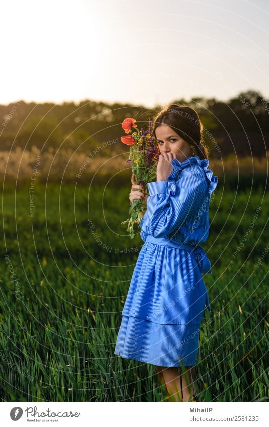 Ich fühle mich ein wenig schüchtern. Mensch Junge Frau Jugendliche Natur Pflanze Blume Mode Kleid Ohrringe Blumenstrauß Streifen stehen blau grün rot Mädchen