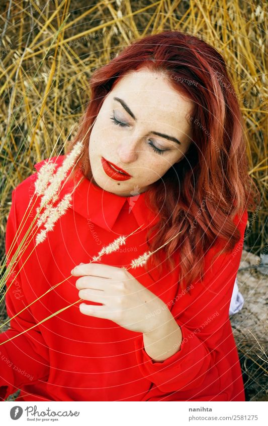 Junge Frau in der Natur in einem roten Kleid Lifestyle elegant Stil schön Haare & Frisuren Haut Gesicht Mensch feminin Jugendliche Erwachsene 1 18-30 Jahre