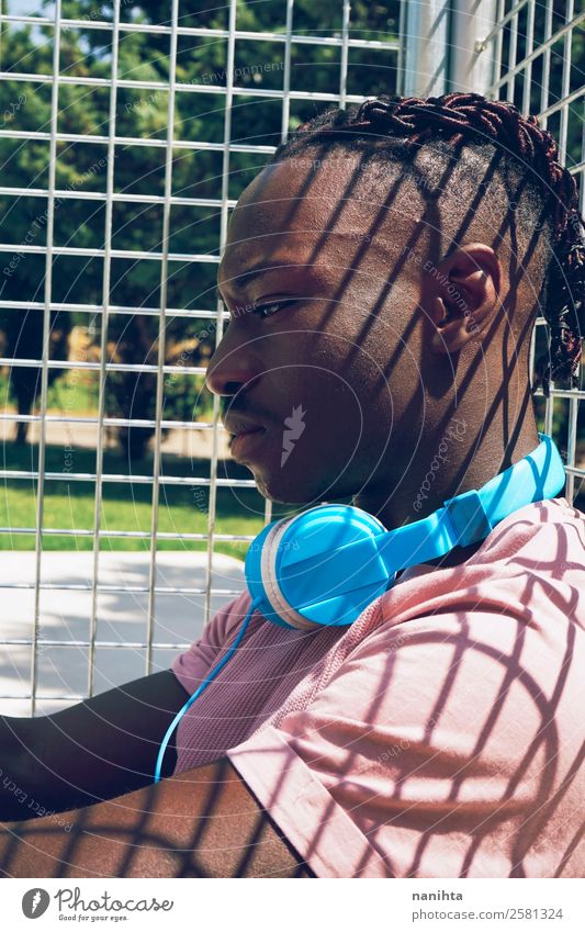 Junger Mann, der allein Musik hört. Lifestyle Stil Design Sinnesorgane Erholung ruhig Freizeit & Hobby Sonne Headset Kopfhörer Technik & Technologie