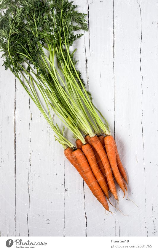 Frische Karotten auf weißem Hintergrund Lebensmittel Gemüse Ernährung Essen Vegetarische Ernährung Diät Natur Holz frisch lecker natürlich oben grün orange