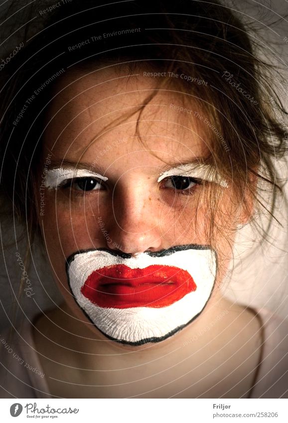 contradiction Gesicht feminin Junge Frau Jugendliche 1 Mensch 18-30 Jahre Erwachsene Zirkus T-Shirt Maske brünett kurzhaarig trist Traurigkeit Unlust
