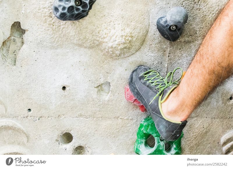 Ein Mann, der das Klettern an einer künstlichen Wand in Innenräumen übt. Lifestyle Freude Freizeit & Hobby Sport Bergsteigen Erwachsene Beine Fuß 1 Mensch