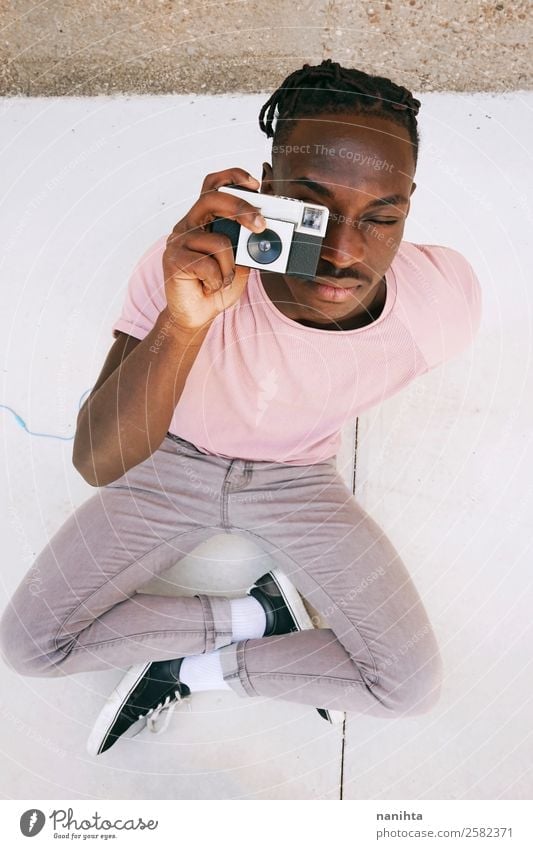 Junger Mann beim Fotografieren Lifestyle Stil Design Freizeit & Hobby Arbeit & Erwerbstätigkeit Beruf Fotokamera Mensch maskulin Jugendliche Erwachsene 1