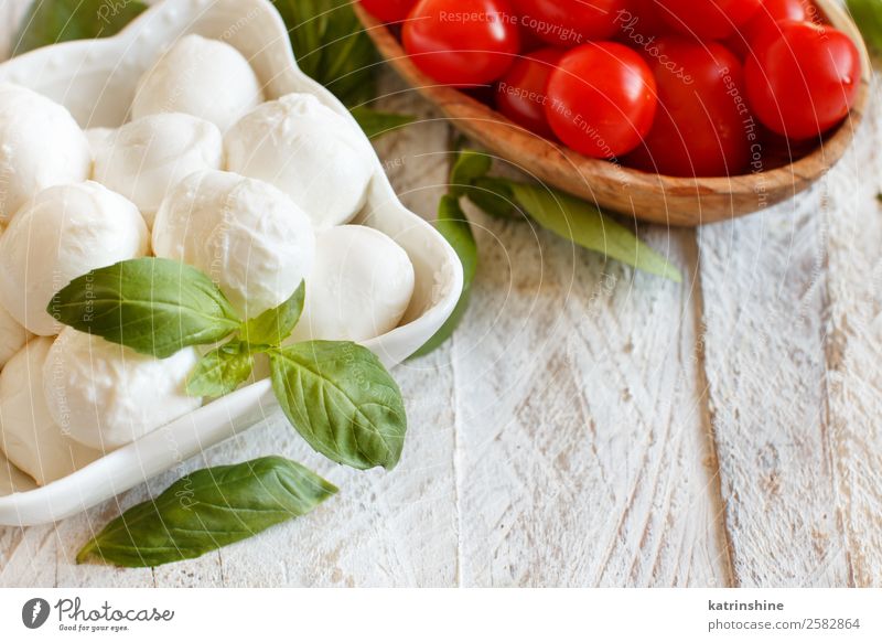 Italienischer Käse-Mozzarella mit Tomaten, Basilikum Ernährung Vegetarische Ernährung Schalen & Schüsseln Ball frisch hell lecker weich grün rot weiß Tradition