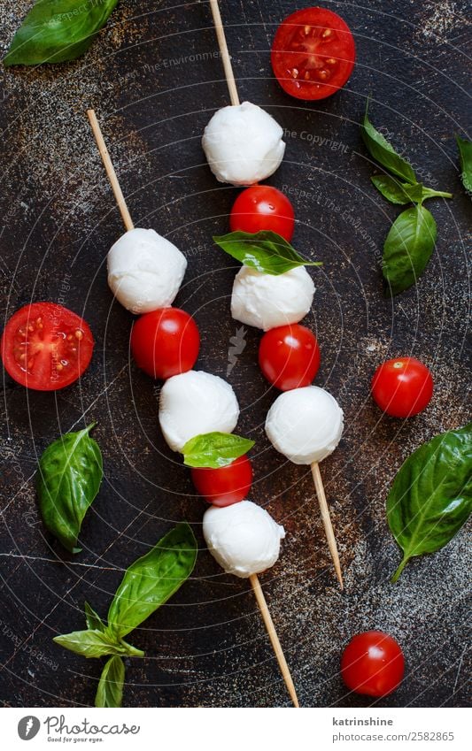 Italienischer Käse-Mozzarella mit Tomaten, Basilikum und Olivenöl Ernährung Vegetarische Ernährung Ball dunkel frisch hell lecker weich grün rot weiß Tradition