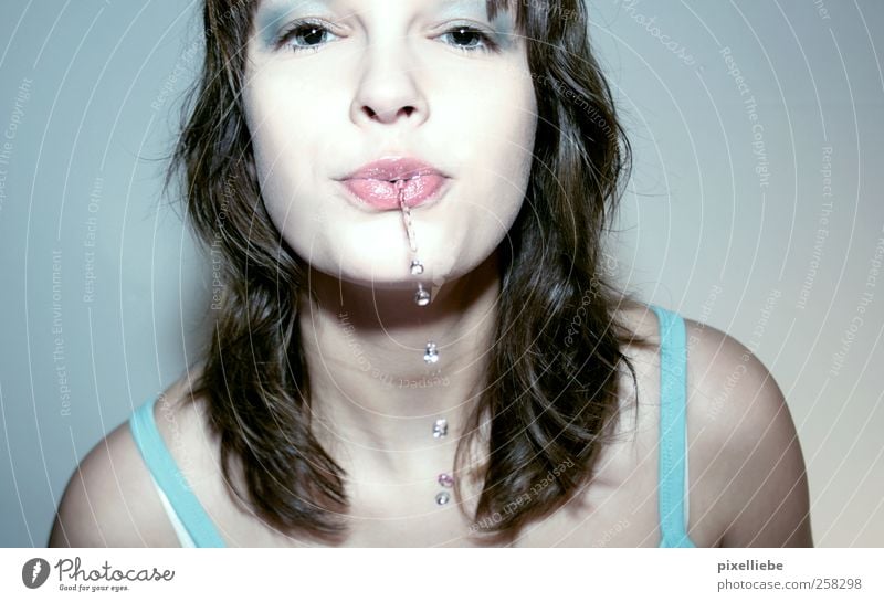 Springbrunnen Frau Erwachsene Mund Lippen 18-30 Jahre Jugendliche Wasser Wassertropfen leuchten trinken authentisch Flüssigkeit frech Fröhlichkeit frisch nass