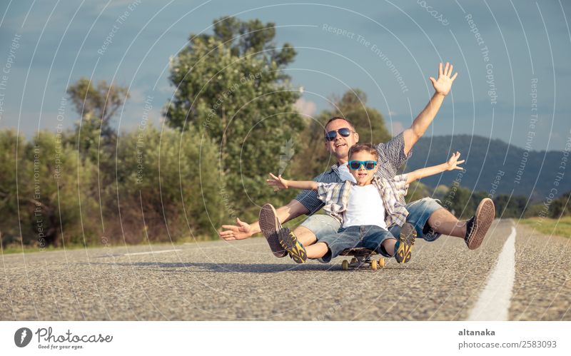Vater und Sohn spielen auf der Straße Lifestyle Freude Glück Freizeit & Hobby Spielen Ferien & Urlaub & Reisen Ausflug Abenteuer Freiheit Camping Sommer