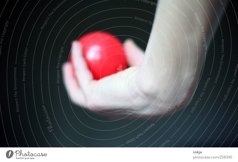 Schwung holen Nagellack Freizeit & Hobby Spielen Ballsport Hand Frauenhand Kugel Kunststoff festhalten werfen einfach rund rot Freude Gelassenheit geduldig