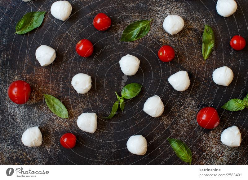 Italienischer Käse-Mozzarella mit Tomaten und Basilikum Ernährung Vegetarische Ernährung Schalen & Schüsseln Ball Holz weich grün rot weiß Tradition Mahlzeit