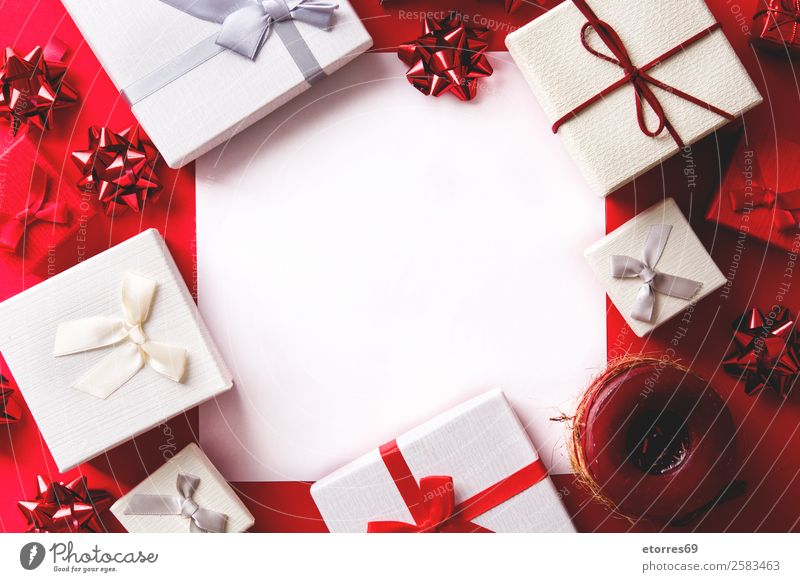 weißes und rotes Geschenk auf rotem Hintergrund. Kopierbereich Weihnachten & Advent Kasten Hintergrund neutral Hintergrundbild Schnur Feste & Feiern Schleife