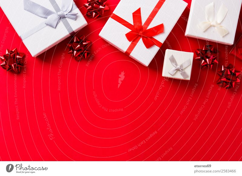 Rot-weißes Geschenk auf rotem Hintergrund. Kopierbereich Design Ferien & Urlaub & Reisen Dekoration & Verzierung Feste & Feiern Weihnachten & Advent Paket