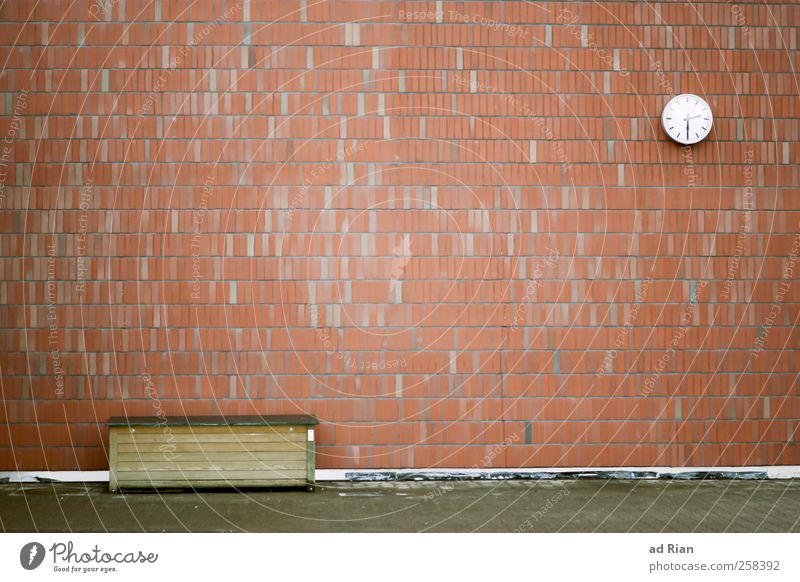 The Wall Uhr Menschenleer Platz Fassade Backstein trist Stadt Fortschritt Termin & Datum Farbfoto Außenaufnahme Tag Totale