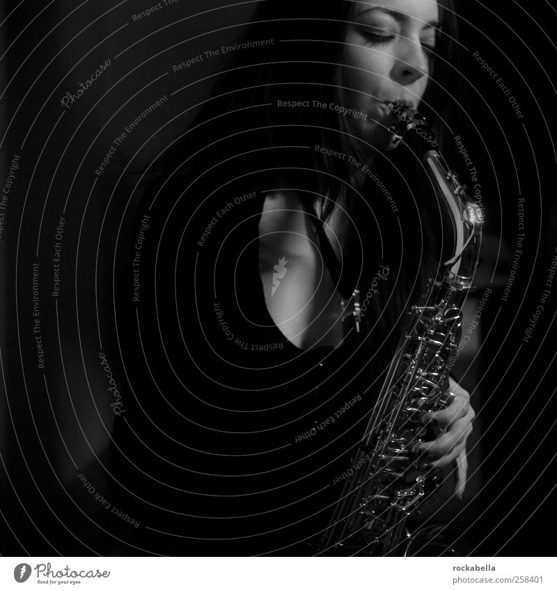 solo jazz. feminin 1 Mensch Musik Musiker ästhetisch elegant schön einzigartig Saxophon Saxophonspieler Schwarzweißfoto Nacht Low Key Schwache Tiefenschärfe