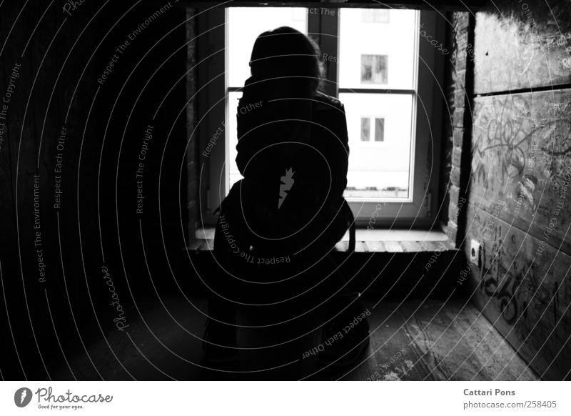 Schattenseiten. Junge Frau Jugendliche Erwachsene 1 Mensch sitzen dunkel einzigartig klein dünn Fenster Holzwand Fensterbrett Kontrast Licht & Schatten