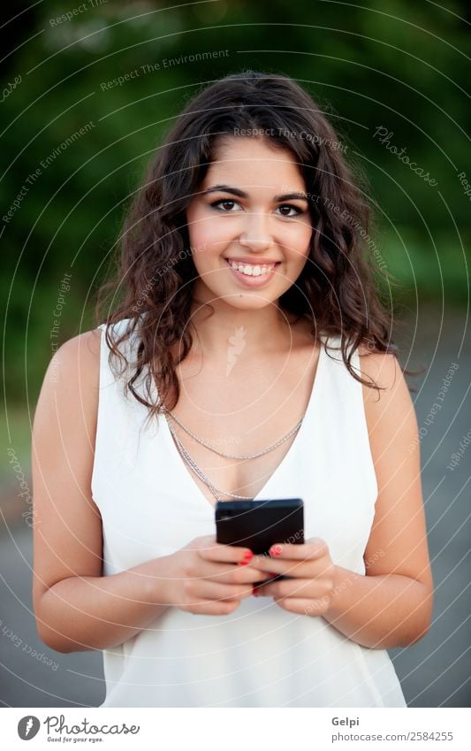 Schönes brünettes Mädchen Lifestyle Freude Glück schön Sommer Telefon PDA Technik & Technologie Mensch Frau Erwachsene Jugendliche Hand Natur Park Lächeln