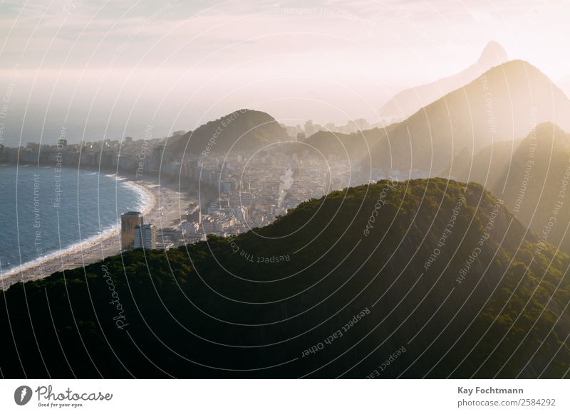 Copacabana in Rio de Janeiro Ferien & Urlaub & Reisen Tourismus Ferne Freiheit Sightseeing Städtereise Sommer Sommerurlaub Strand Natur Schönes Wetter Hügel