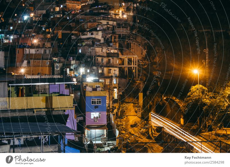 Langzeitbelichtung Favela Rocinha und Straße in Rio de Janeiro Wohnung Energiewirtschaft überbevölkert Haus Hütte Verkehrswege Straßenverkehr Autofahren Tunnel