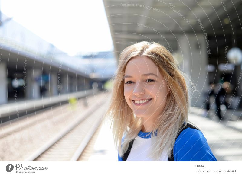 junge Frau auf Bahnsteig Lifestyle Freude Glück schön Zufriedenheit Ferien & Urlaub & Reisen Tourismus Junge Frau Jugendliche Erwachsene Bahnhof Verkehr