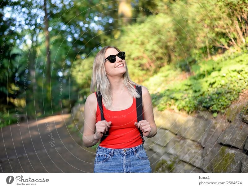 junge Frau im Park Lifestyle Freude Glück schön Zufriedenheit Erholung Freizeit & Hobby Tourismus Sommer wandern Student Junge Frau Jugendliche Erwachsene Baum