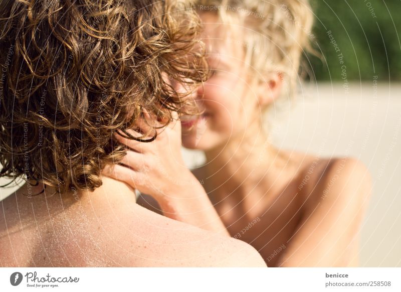 kiss Paar Liebespaar Strand Bikini Europäer caucasian lächeln Küssen Ferien & Urlaub & Reisen Sommer Sandstrand lachen Freude Sonne Sonnenstrahlen Jugendliche