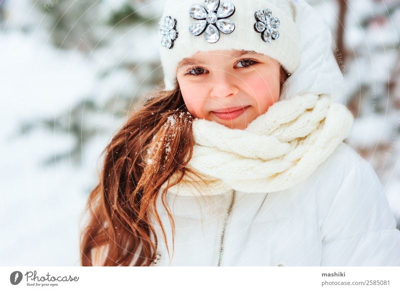 Winter Nahaufnahme Porträt eines süßen verträumten Kind Mädchens Freude Ferien & Urlaub & Reisen Abenteuer Freiheit Schnee Kindheit Natur Schneefall Wärme Baum