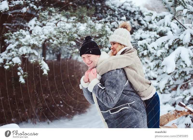 Lifestyle Winterportrait eines romantischen Paares beim Spazierengehen Ferien & Urlaub & Reisen Abenteuer Freiheit Schnee Frau Erwachsene Mann Natur Schneefall