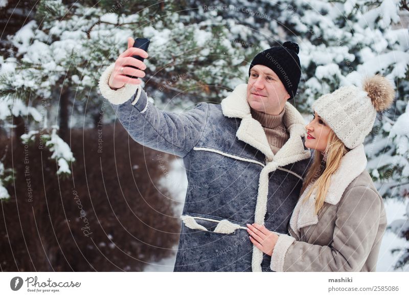 glückliches romantisches Paar, das im verschneiten Winter im Freien selbstgemacht hat. Lifestyle Freude Ferien & Urlaub & Reisen Abenteuer Freiheit Schnee Frau