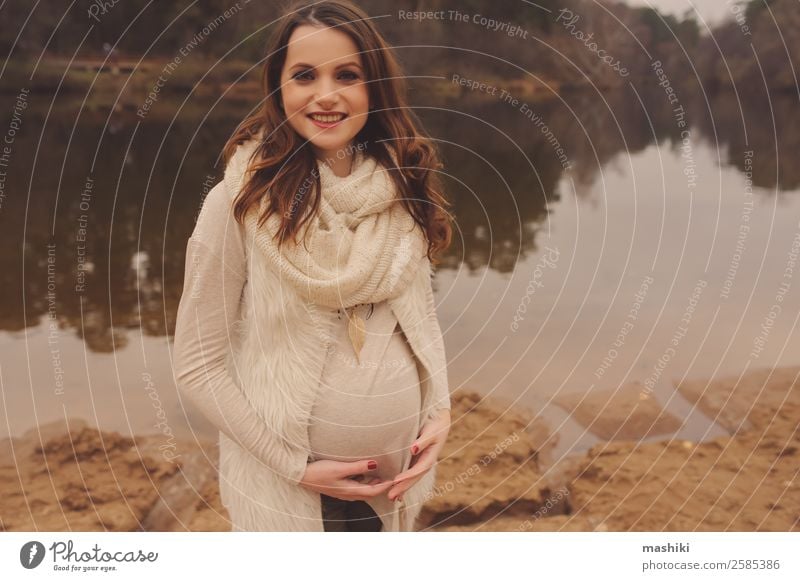 glückliche schwangere Frau beim Gehen Lifestyle Freude feminin Junge Frau Jugendliche Mutter Erwachsene Umstandsbekleidung laufen Außenanlage Lächeln