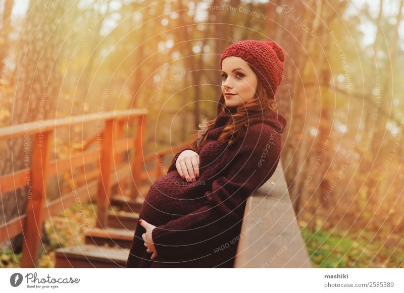 junge schwangere Frau beim Spazierengehen im Herbst Lifestyle Glück schön stricken Ferien & Urlaub & Reisen feminin Baby Erwachsene Eltern Mutter Natur Brücke