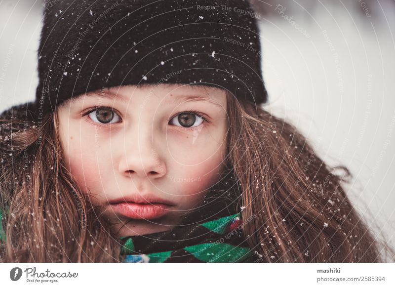 Winterportrait eines verträumten Kindes Mädchens schön Gesicht 8-13 Jahre Kindheit Wetter Schnee Schneefall Park Wald laufen Aktion reizvoll Kaukasier