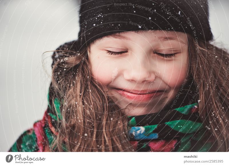 Nahaufnahme Winterporträt eines glücklichen Kindes Mädchens Freude schön Schnee Winterurlaub Schneefall genießen Aktion Kaukasier romantisch Jahreszeiten laufen