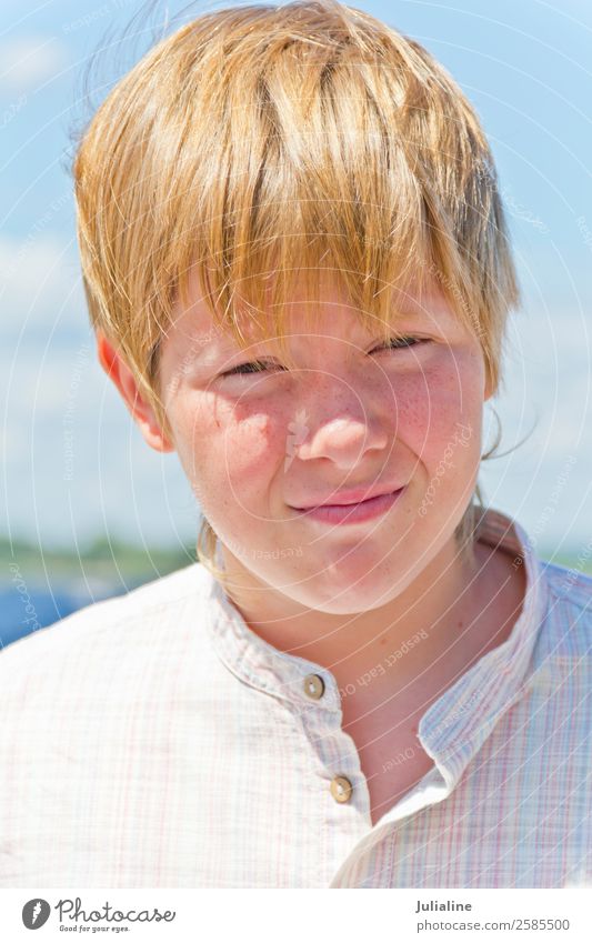 Porträt eines ernsthaften Jungen im Sommer Kind Schulkind Mensch Mann Erwachsene Kindheit Natur Park Hemd blond weiß Europäer Unzufriedenheit Kaukasier engry