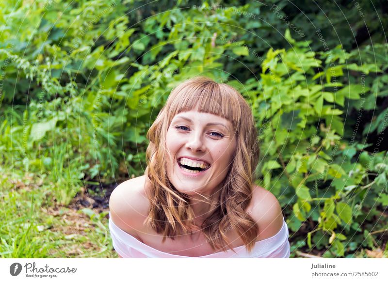 Porträt einer lachenden Frau mit blonden Haaren auf Sommerhintergrund Essen Glück Haare & Frisuren Schminke sprechen Erwachsene 18-30 Jahre Jugendliche Mode