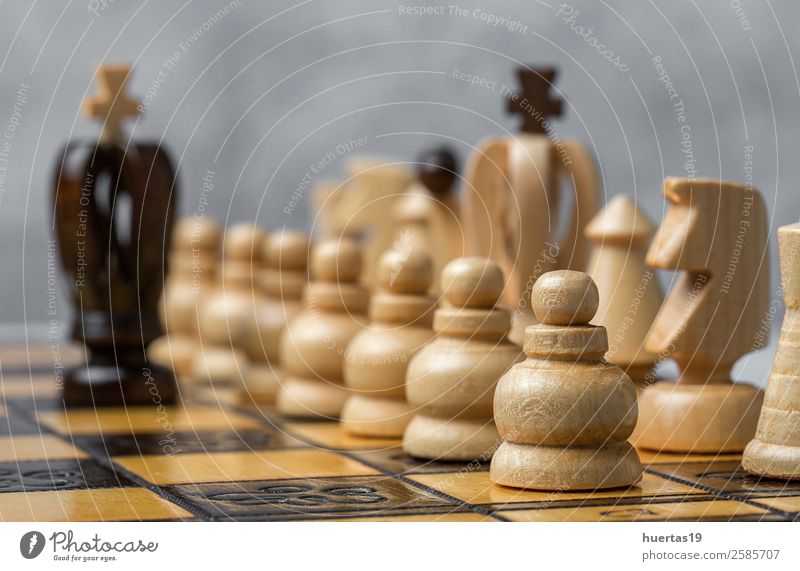 Spiel- und Schachfiguren Spielen Sport Kunst Pferd Konkurrenz Holzplatte Teile Strategie Schachbrett Schlacht Verstand Hintergrund schwarze Stücke weiße Stücke