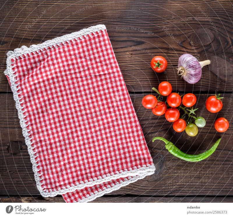 frische Kirschtomaten Gemüse Kräuter & Gewürze Ernährung Vegetarische Ernährung Tisch Küche Natur Holz natürlich oben saftig grün rot Handtuch Serviette