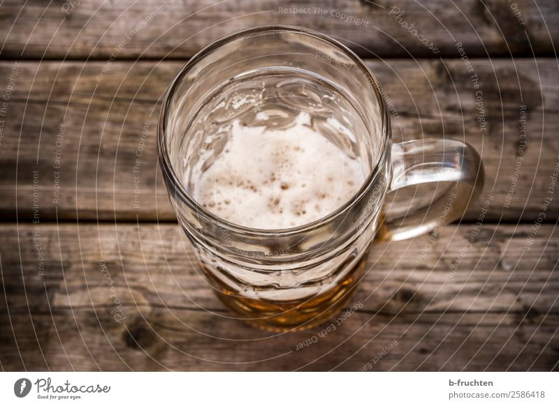 Ein Maß Bier Getränk trinken Glas Rauschmittel Alkohol Feste & Feiern Oktoberfest Holz gebrauchen warten authentisch Ekel trist Alkoholsucht Einsamkeit Krise