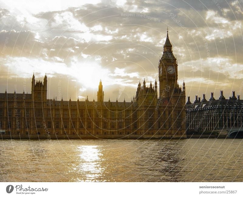 London - Houses of Parliament Big Ben Themse Uhr Wolken Gegenlicht Reflexion & Spiegelung Sonnenuntergang Europa Vergangenheit Wasser Architektur