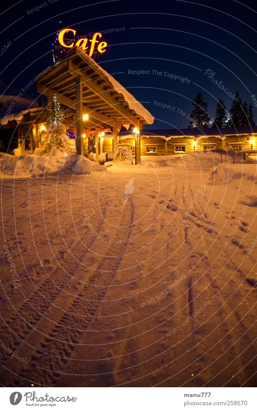 Eiskaltes Wintercafé in Finnland (Äkäslompolo) Umwelt Natur Schnee Park Haus genießen hängen Ferien & Urlaub & Reisen Warmherzigkeit Café Warmes Licht Farbfoto