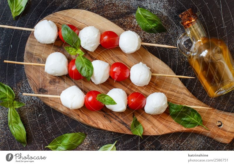 Italienischer Käse-Mozzarella mit Tomaten, Basilikum und Olivenöl Ernährung Vegetarische Ernährung Flasche Ball dunkel frisch hell lecker weich grün rot weiß
