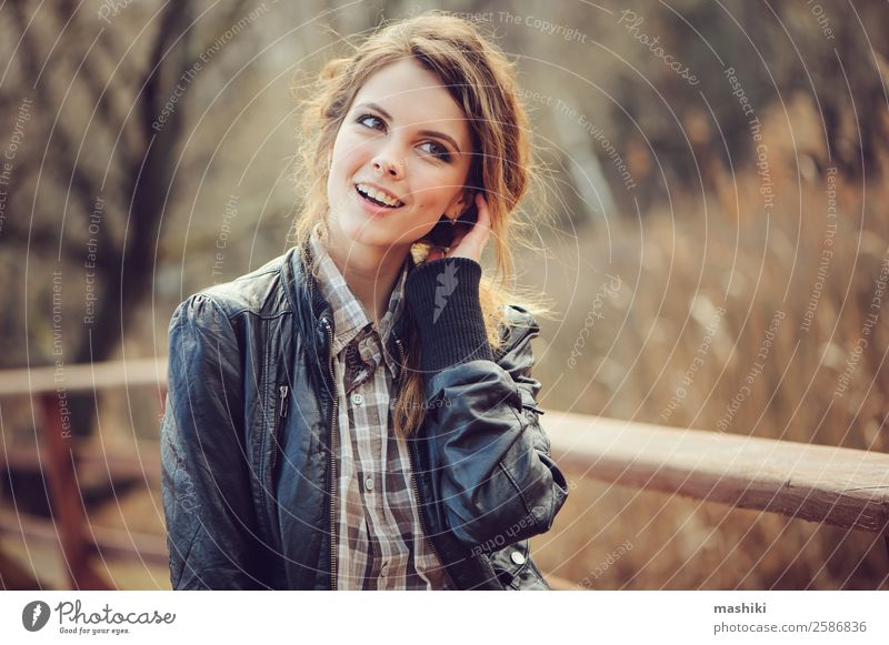 Herbst-Außenporträt einer jungen schönen Frau Lifestyle elegant Stil Haut Gesicht Schminke Mensch Erwachsene Lippen Natur Mode Erotik natürlich niedlich fallen