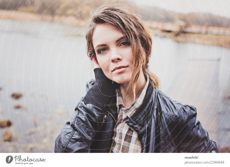 Herbstportrait einer jungen Frau beim Spazierengehen schön Gesicht Erwachsene Natur Park See Fluss trendy niedlich Geborgenheit Kaukasier lockig Mädchen
